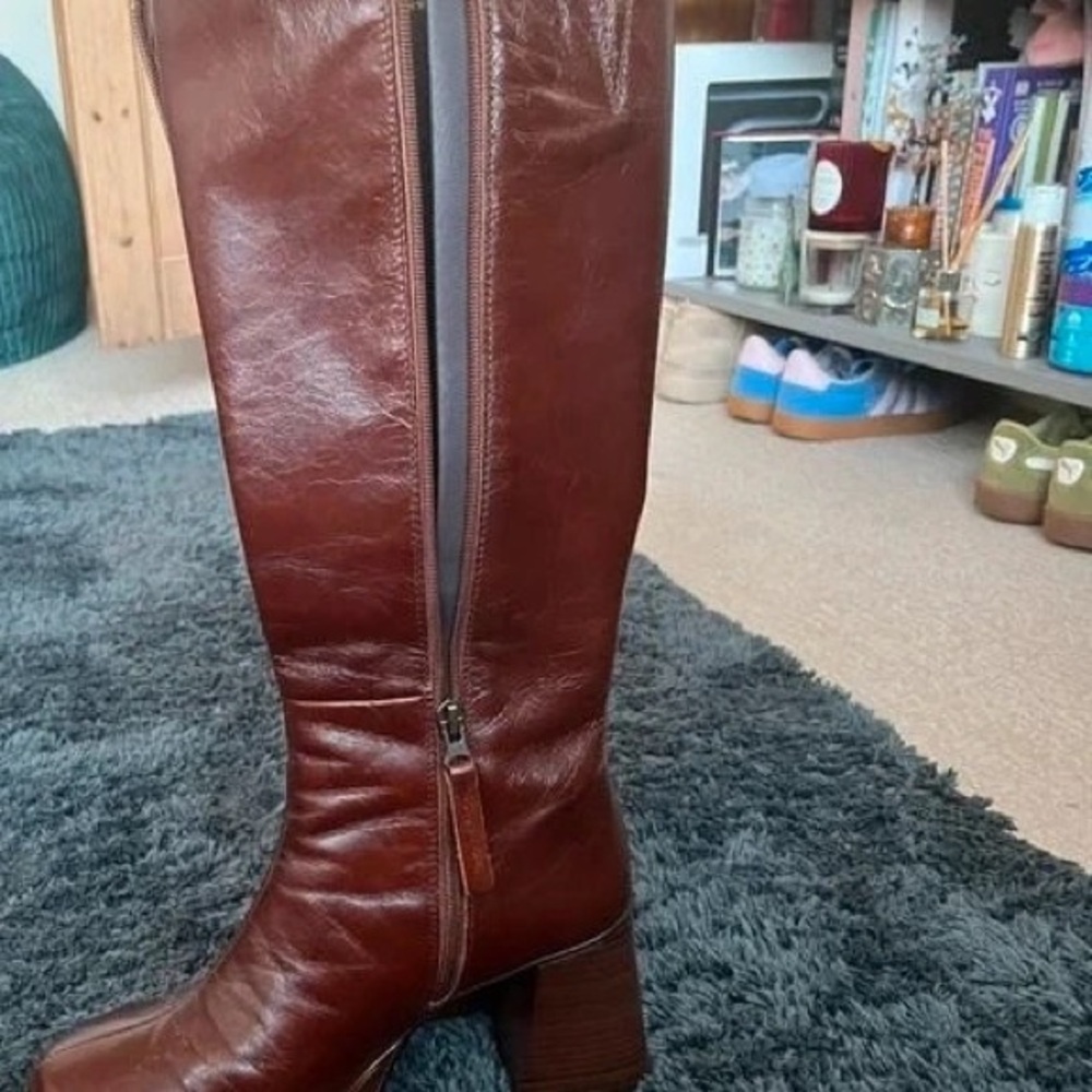 Elegant Chestnut Leather Heeled Boots